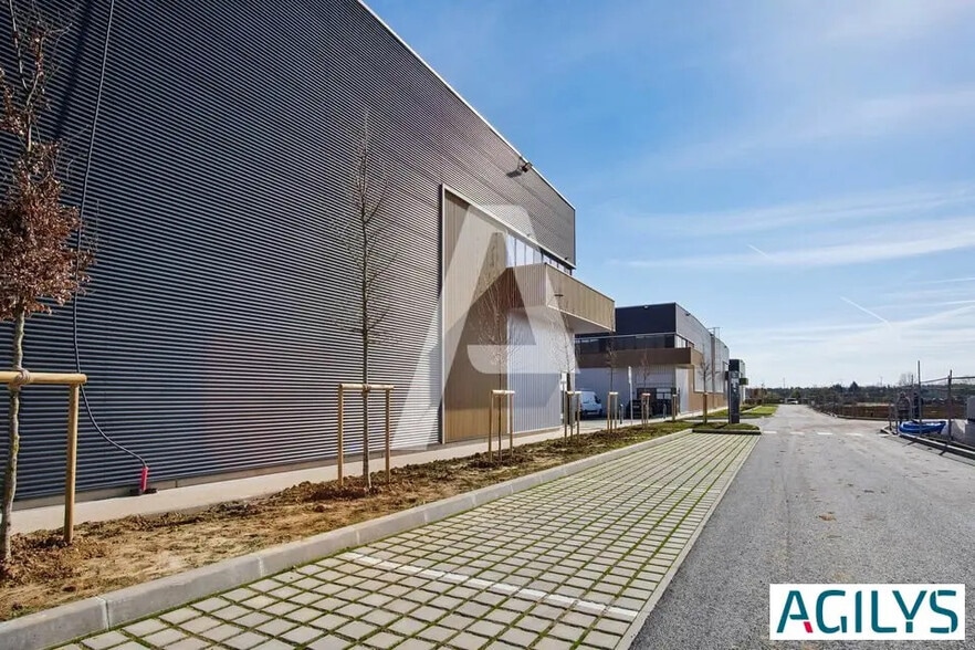 Flex in Chalifert for lease - Building Photo - Image 1 of 5