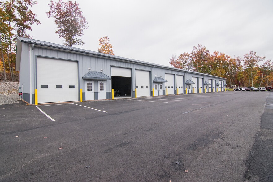 1298 Smyth Rd, Hooksett, NH 03106