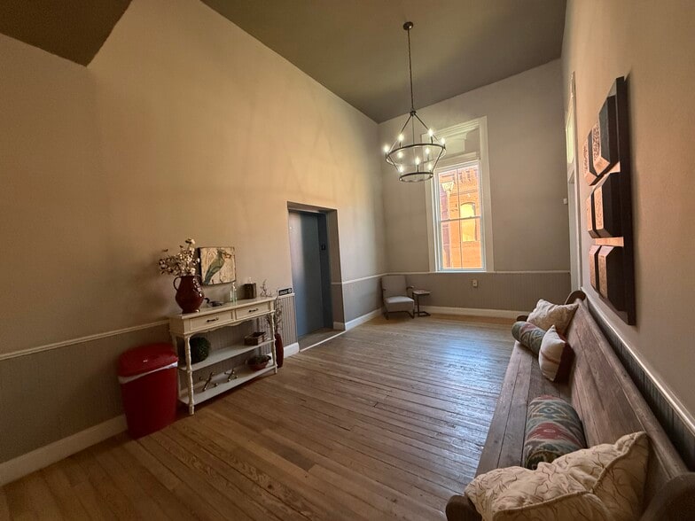 200 W Main St, Ardmore, OK for lease - Lobby - Image 2 of 11