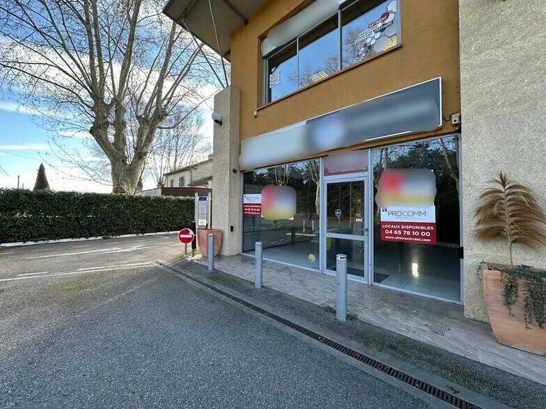 Retail in Uzès for lease - Building Photo - Image 2 of 8