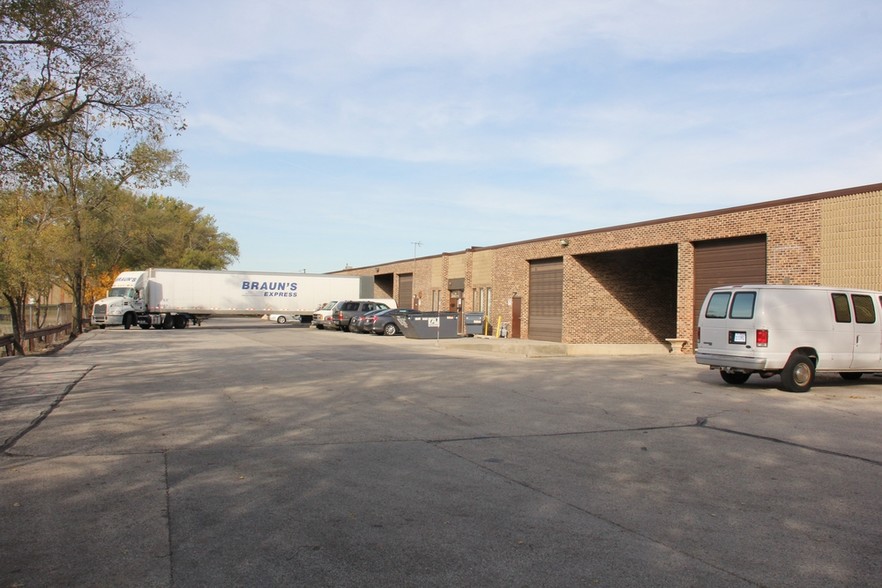 840-862 Eagle Dr, Bensenville, IL for lease - Building Photo - Image 3 of 5