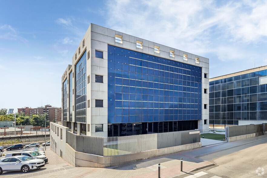 Calle de Manuel Tovar, 43, Madrid, Madrid for lease - Building Photo - Image 1 of 22