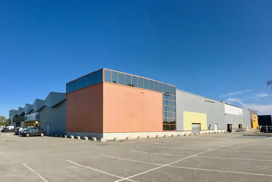 Retail in GONFREVILLE-L'ORCHER for lease - Building Photo - Image 1 of 1