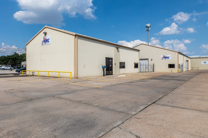 3923 Mickey Gilley Blvd, Pasadena, TX for lease - Primary Photo - Image 1 of 72