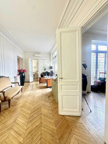 Office in Paris for lease - Interior Photo - Image 1 of 7