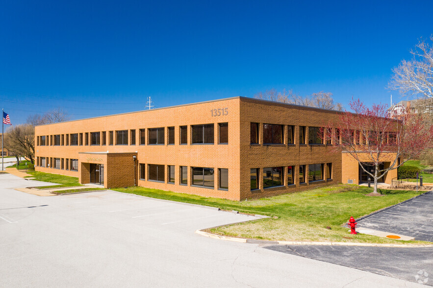 13515 Barrett Parkway Dr, Ballwin, MO for lease - Building Photo - Image 1 of 5