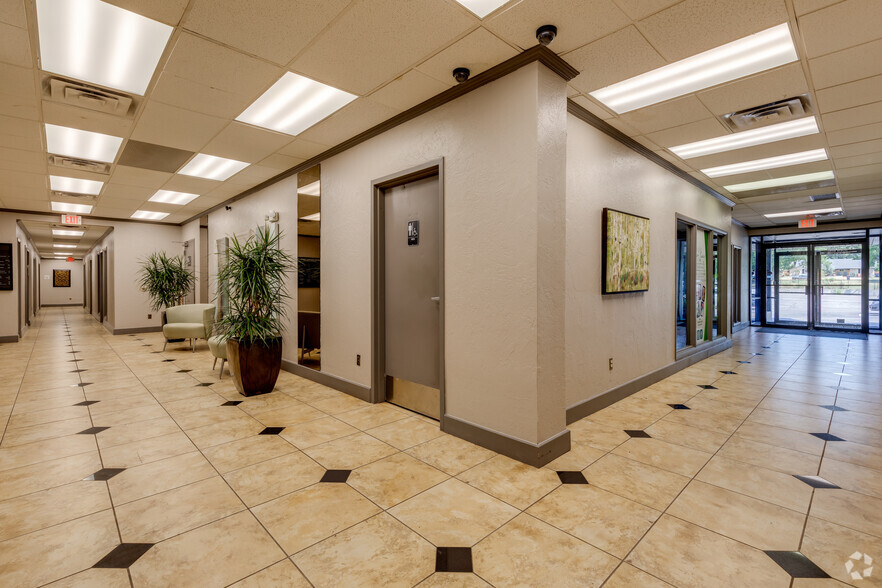 2525 NW Expressway St, Oklahoma City, OK for lease - Interior Photo - Image 3 of 14