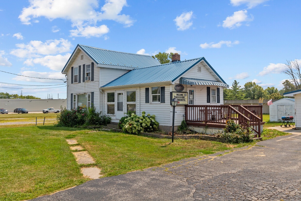 1010-1014 E Main St, Omro, WI for sale Primary Photo- Image 1 of 3