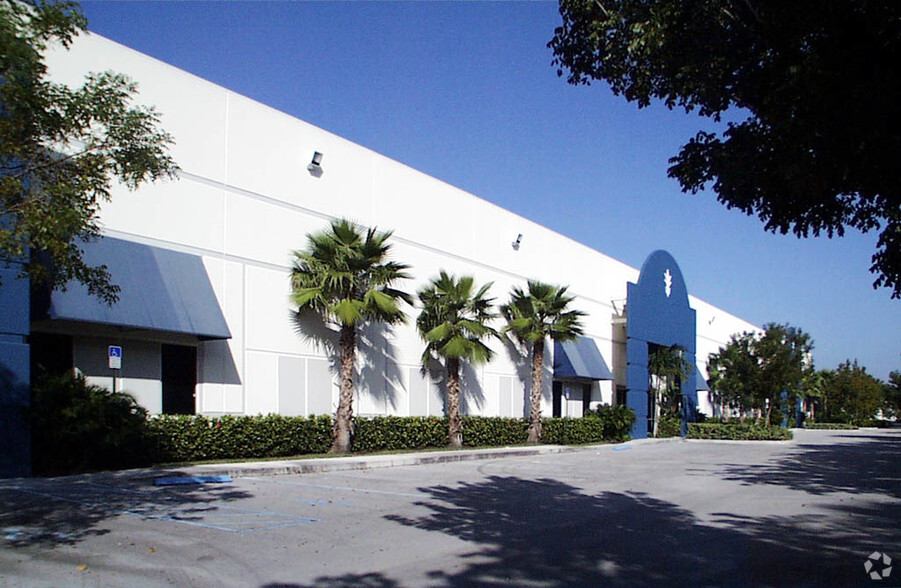 10000 NW 17th St, Miami, FL for lease - Building Photo - Image 3 of 14