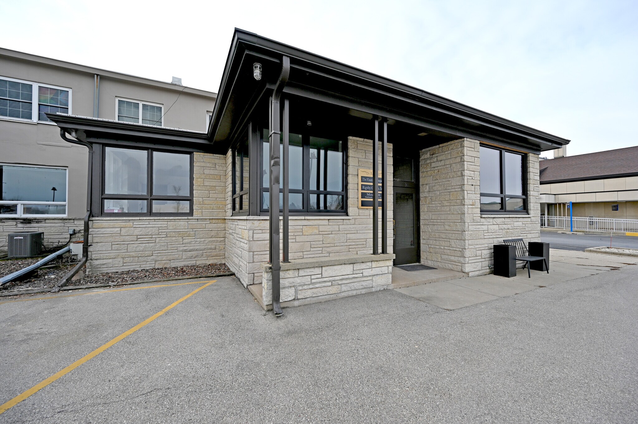 150 E Wisconsin Ave, Oconomowoc, WI for sale Building Photo- Image 1 of 1