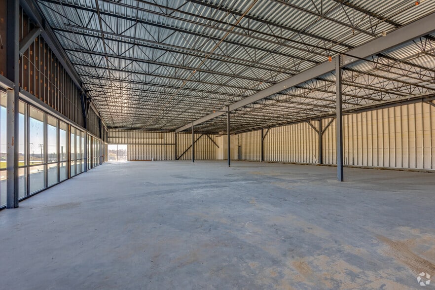 2600 Becker Dr, Brenham, TX for lease - Interior Photo - Image 2 of 15