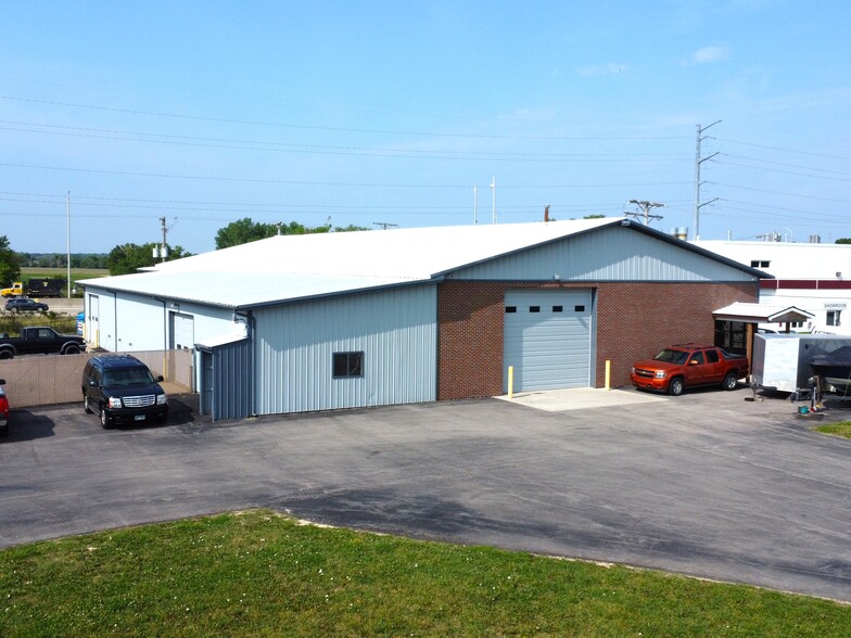 122 Industrial Dr, Gilberts, IL for lease - Primary Photo - Image 1 of 7