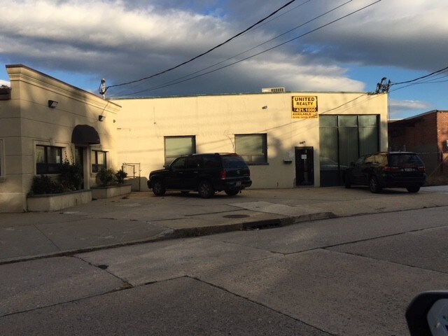 75 Rocklyn Ave, Lynbrook, NY for sale - Primary Photo - Image 1 of 1