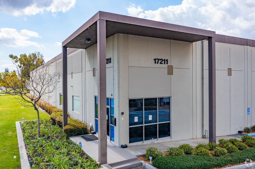 17211 Valley View Ave, Cerritos, CA for lease - Building Photo - Image 1 of 6