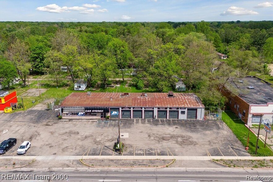 2833 S Dort Hwy, Flint, MI for sale - Building Photo - Image 2 of 5