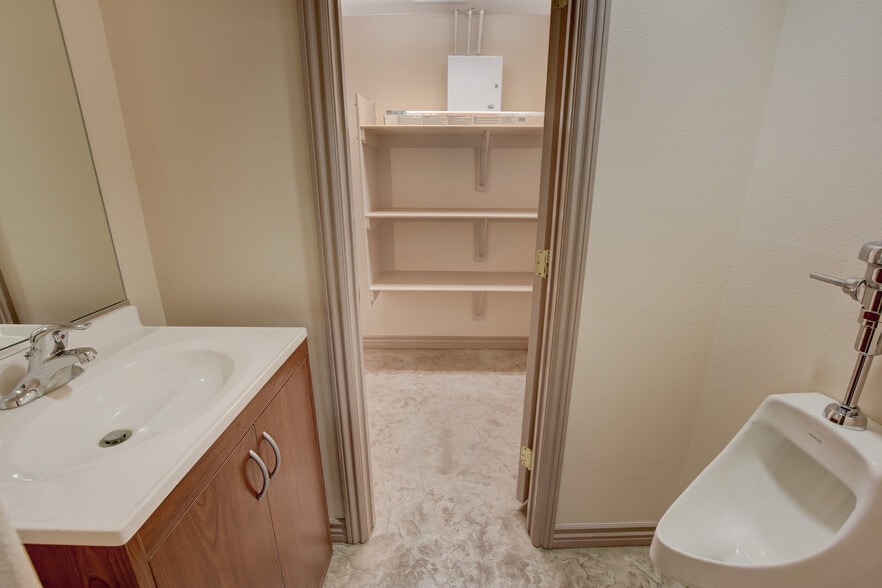 6230 McLeod Dr, Las Vegas, NV for lease - Building Photo - Image 3 of 35