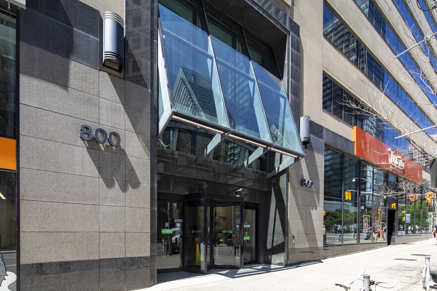 800 Bay St, Toronto, ON for lease - Building Photo - Image 2 of 4