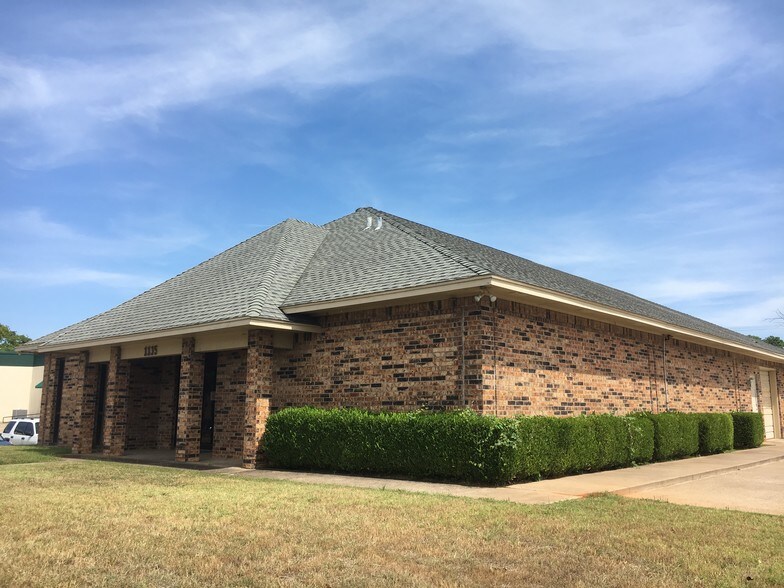 1135 S Airport Cir, Euless, TX for sale - Building Photo - Image 1 of 1