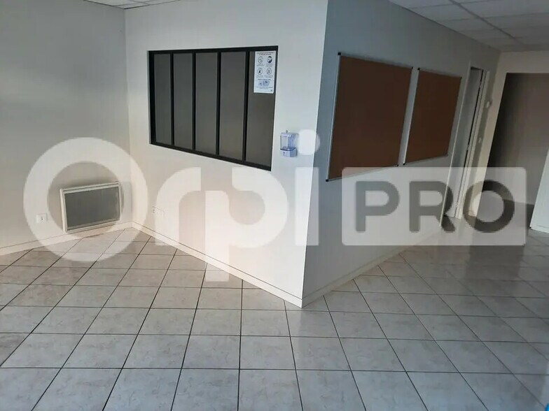 Retail in Margny-lès-Compiègne for lease - Interior Photo - Image 2 of 5