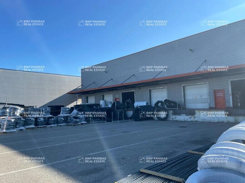 14 Avenue Maréchal Juin, Saint-Laurent-de-Mure for lease - Building Photo - Image 1 of 8