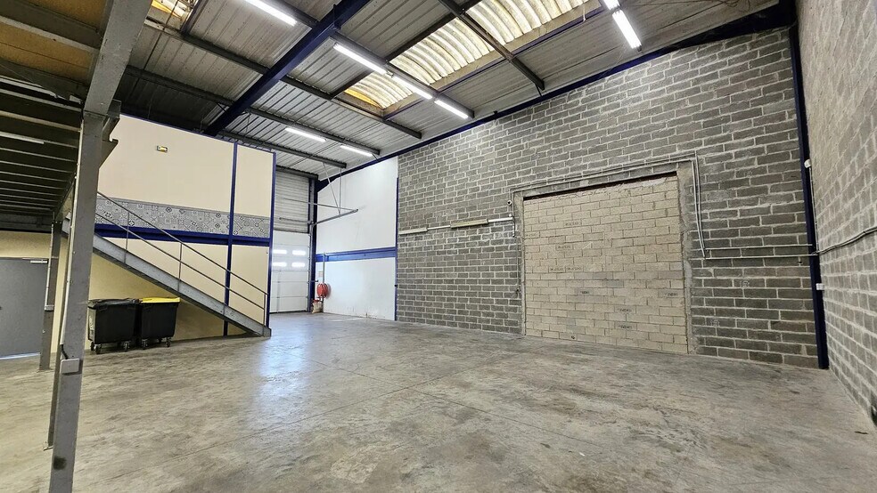 Flex in Champigny-sur-Marne for lease - Interior Photo - Image 3 of 14