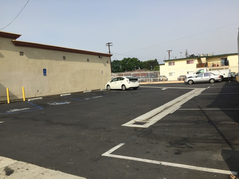 13117-13121 Lakewood Blvd, Downey, CA for lease - Building Photo - Image 3 of 12