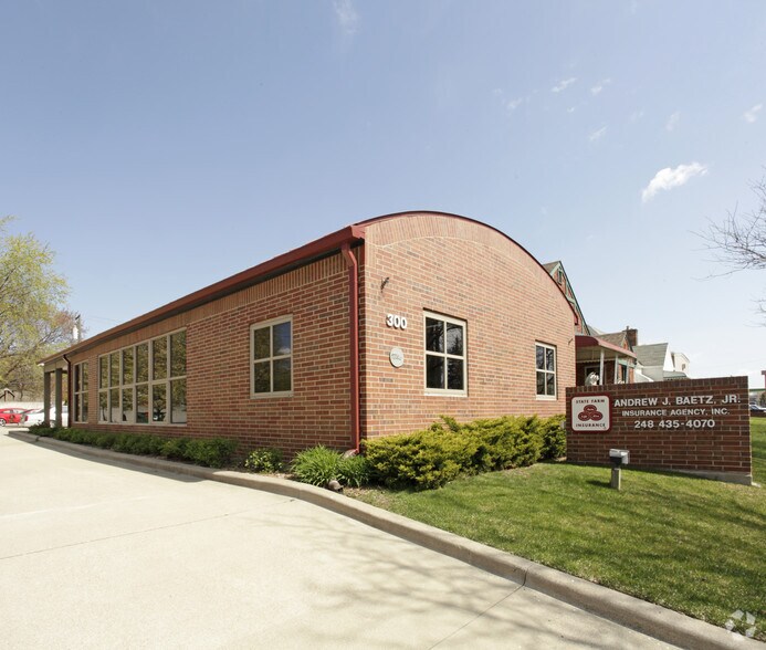 300 W 14 Mile Rd, Clawson, MI 48017