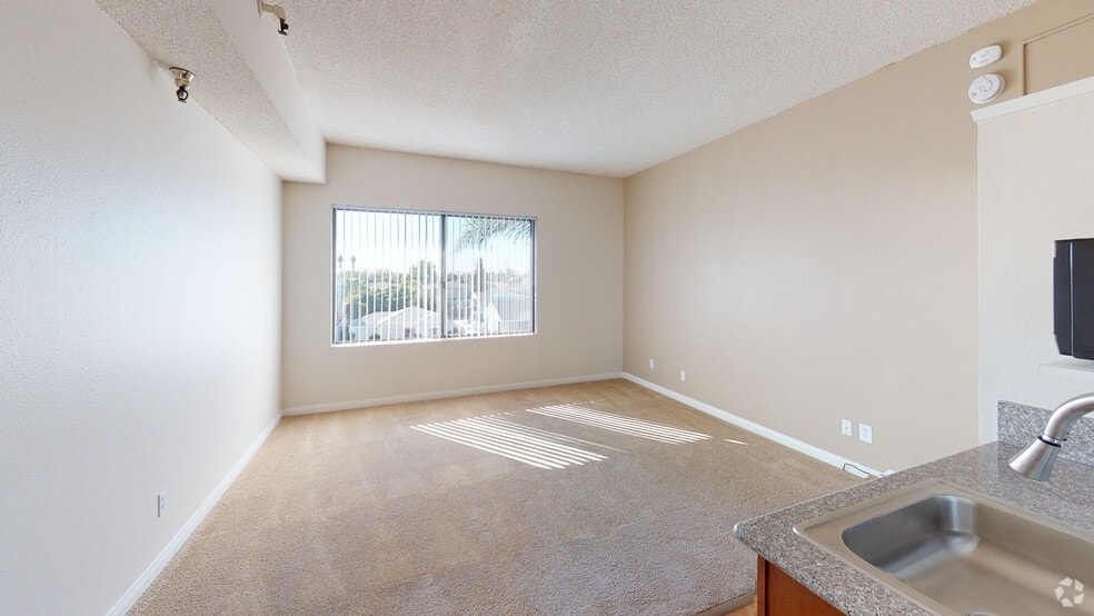 171 4th Ave, Chula Vista, CA for sale - Interior Photo - Image 2 of 13