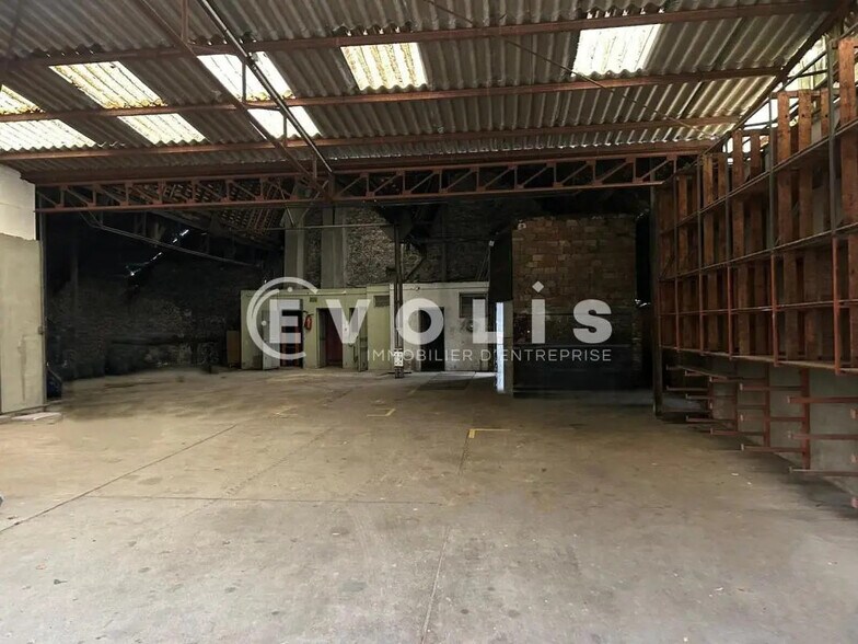 Industrial in Lardy for lease - Building Photo - Image 2 of 5