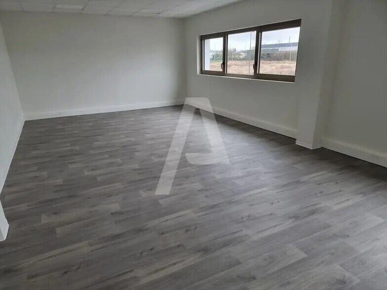 Flex in Marolles-en-Hurepoix for lease - Interior Photo - Image 2 of 7