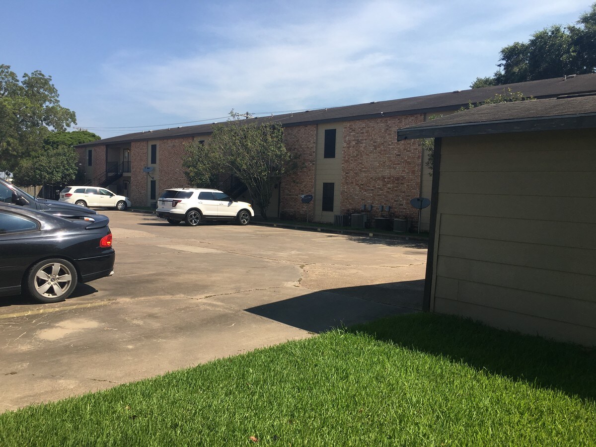 202 4th St, Van Vleck, TX 77482