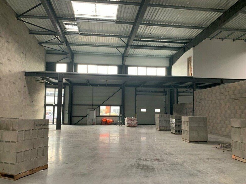 Flex in Dagneux for lease - Building Photo - Image 3 of 22