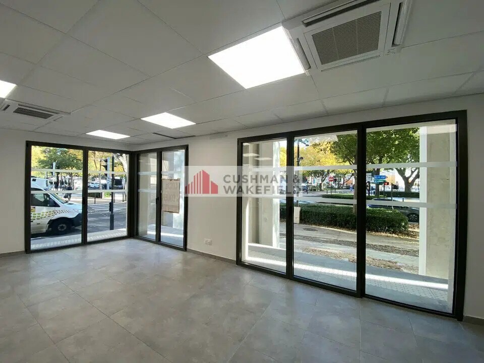 Retail in Nîmes for lease Building Photo- Image 1 of 4