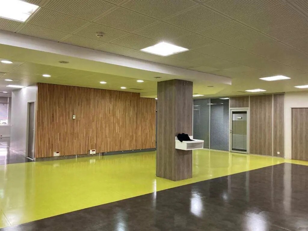 Retail in Cergy for sale Building Photo- Image 1 of 8