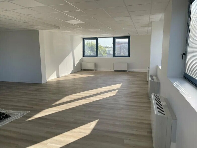 Office in Écully for lease - Interior Photo - Image 3 of 14