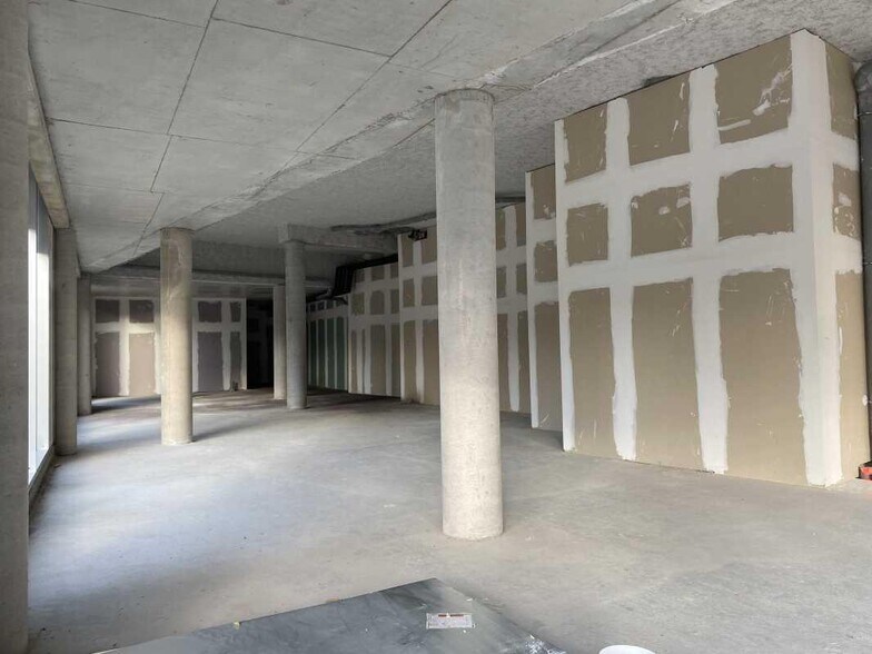 Retail in Lille for lease - Interior Photo - Image 1 of 3