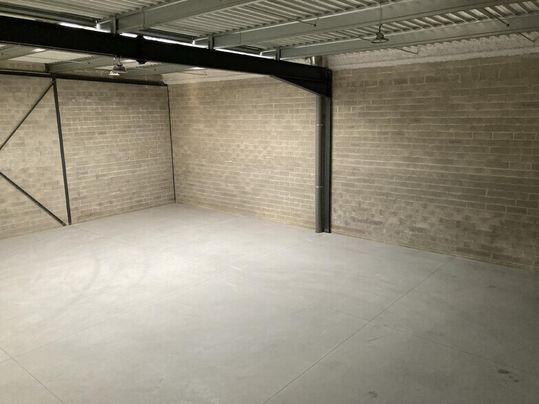 Office in Champagne-sur-Oise for lease - Interior Photo - Image 3 of 9