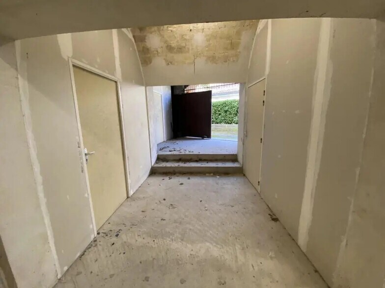 Flex in Bordeaux for sale - Interior Photo - Image 2 of 5