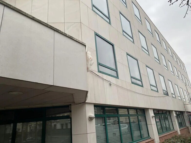 Office in Melun for lease - Building Photo - Image 1 of 7