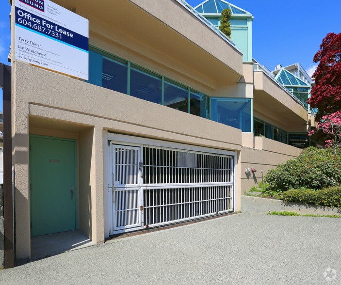 565 17th St W, West Vancouver, BC for lease - Building Photo - Image 3 of 5