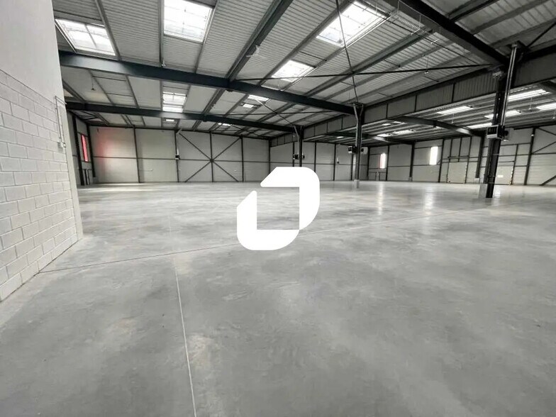 Office in Le Thillay for lease - Interior Photo - Image 3 of 8