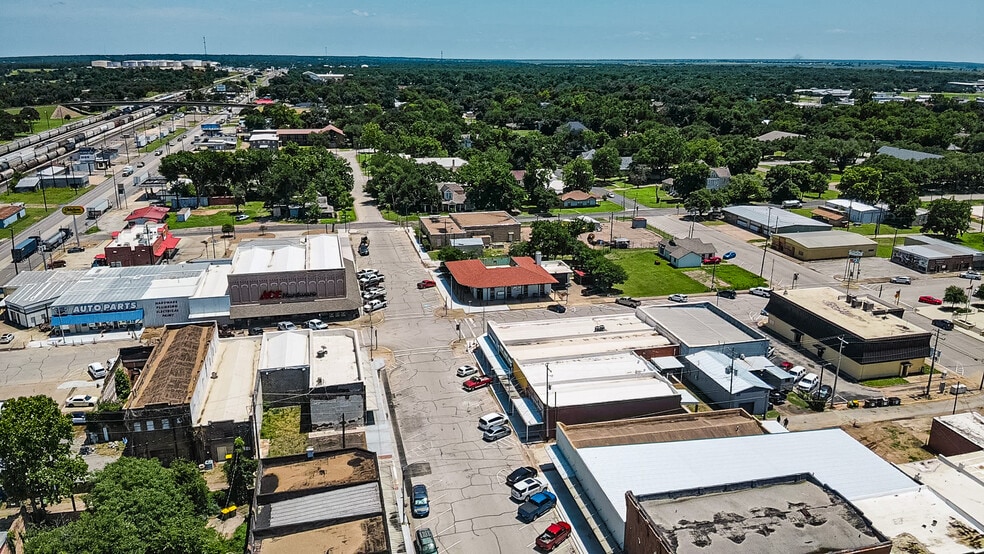 302 S Magnolia St, Hearne, TX for sale - Building Photo - Image 3 of 36