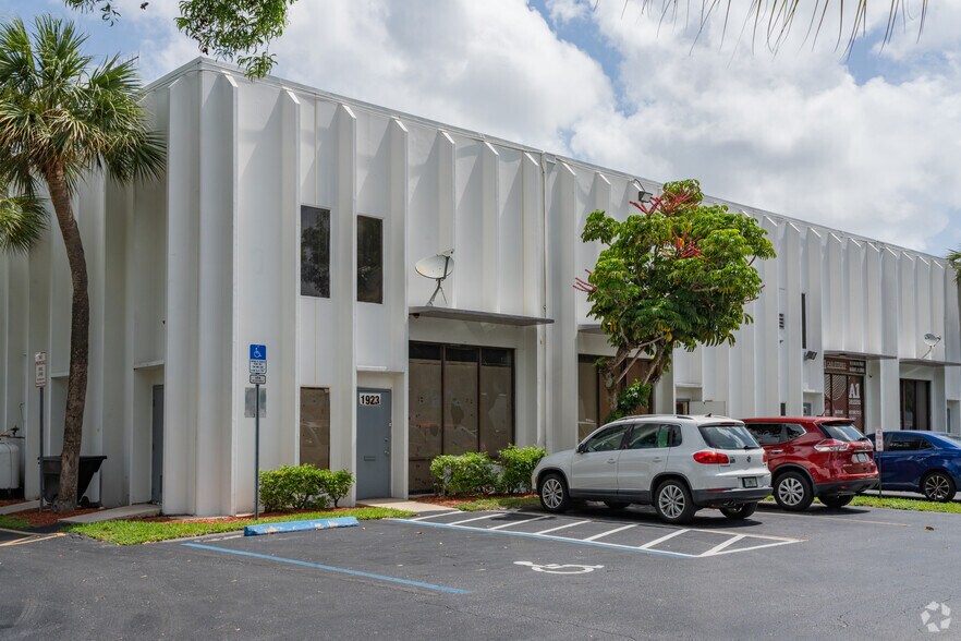 1901-1923 Mears Pky, Margate, FL for lease - Building Photo - Image 2 of 3