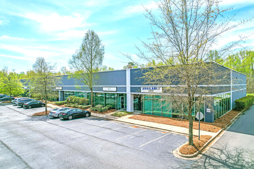 9009 Perimeter Woods Dr, Charlotte, NC for lease - Building Photo - Image 1 of 6