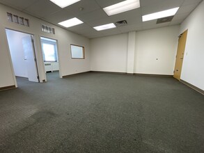 110 E Schiller St, Elmhurst, IL for lease Interior Photo- Image 2 of 2