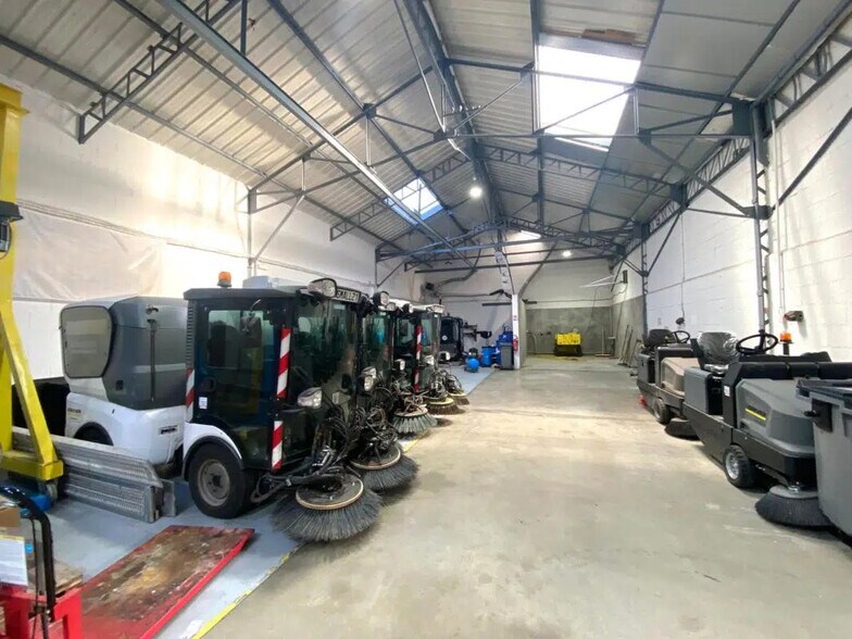 Flex in Vénissieux for lease - Interior Photo - Image 2 of 15