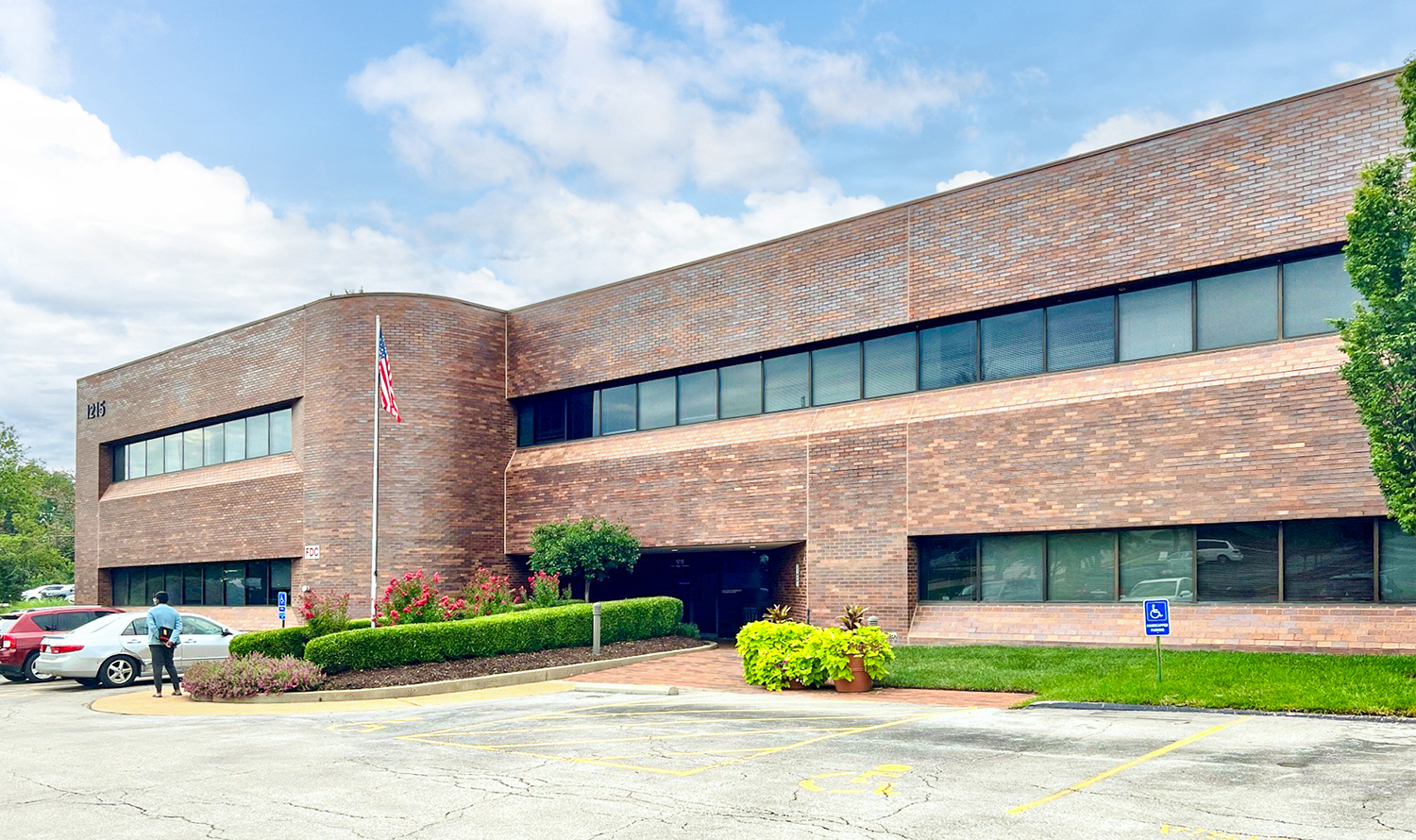 1215 Fern Ridge Pky, Creve Coeur, MO for lease Building Photo- Image 1 of 8