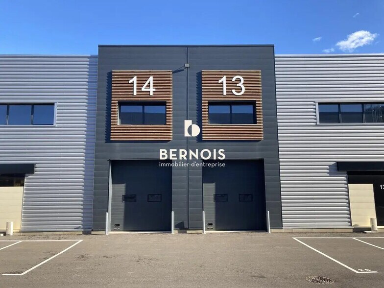 Flex in Brignoles for lease - Building Photo - Image 1 of 17