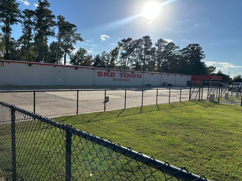 Skate Town Entertainment Venue portfolio of 2 properties for sale on LoopNet.com - Building Photo - Image 2 of 16