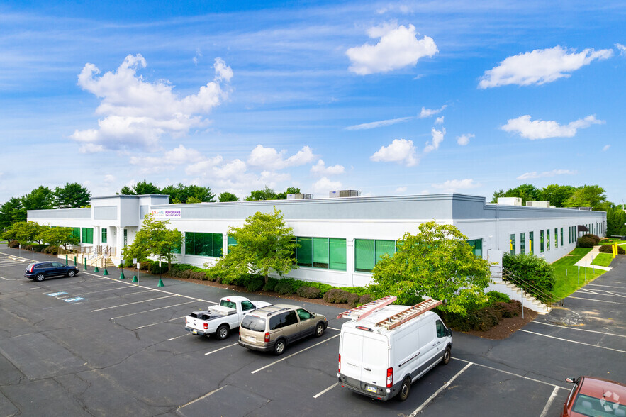 828 Newtown Yardley Rd, Newtown, PA for lease - Building Photo - Image 1 of 5